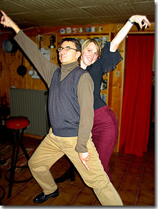 Einen Moment bitte... One moment please...