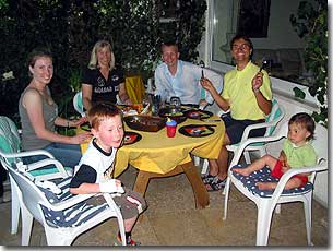 Einen Moment bitte... One moment please...